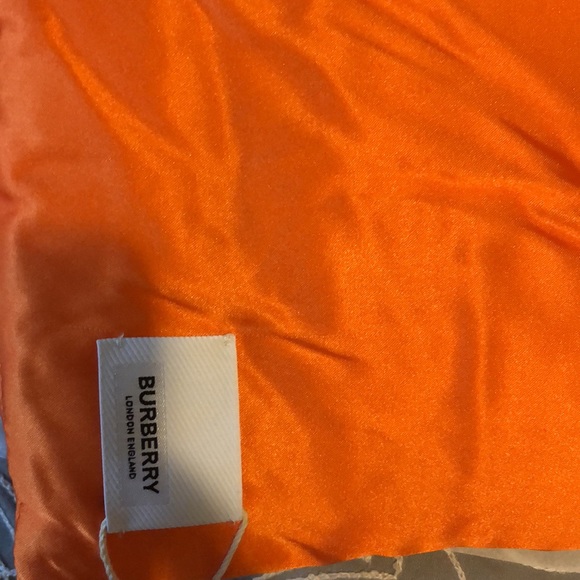 sale .Authentic new Burberry Logo silk scarf - Picture 7 of 15